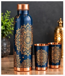 Juego de Botella y Tazas de Agua de Cobre Aisladas con Patrón Azul Mediterráneo y Detalles Ecológicos de Cobre - Product Image 6