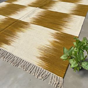 Tapis en laine tissé à la main de style Ikat abstrait moderne - Moutarde et crème, écologique, tissé à la main, motif plumeux Kilim - Product Image 4