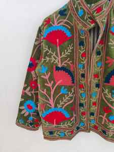 Chaqueta de terciopelo verde Suzani bordada a mano, abrigo estilo indio hecho a mano, túnica nupcial boho, chaqueta para festivales, regalo de Navidad - Product Image 2