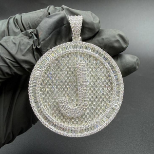 Pendentif Médaillon Initial J en Argent Sterling 925 avec Moissanite, Lettre Personnalisée, Diamants Baguette Sertis, Style Hip Hop - Product Image 1