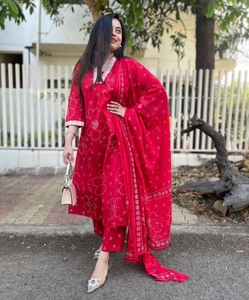 Kurta en viscose rayonne pour femme, imprimé, coupe droite, avec pantalon et dupatta - Product Image 4