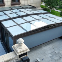Abri de voiture moderne rétractable à toit incliné et véranda en verre, conception modulaire pour usage résidentiel en cour