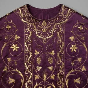 Casulla de terciopelo morado hecha a mano con bordado de hilo dorado ornamentado - Vestimenta clerical católica para la Misa - Product Image 3