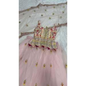 Ensemble élégant de lehenga choli rose taille M pour femme FB Designer, idéal pour les soirées, avec broderies. - Product Image 1