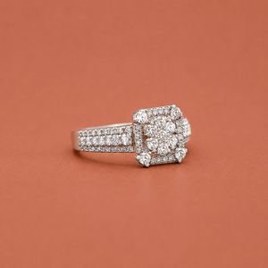 Anillo de compromiso de lujo para mujer con diamante moissanita de corte halo redondo y engaste de plata S925. - Product Image 2