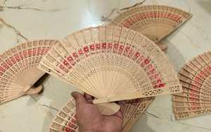 พัดไม้ไผ่แกะสลักพิมพ์ลายตามสั่ง พกพาสะดวก ของขวัญวันเกิดสไตล์วินเทจ พับได้ สำหรับตรุษจีน งานแต่งงาน ปาร์ตี้ฮาโลวีน ของขวัญแทนใจ - Product Image 5