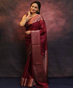 Sari de seda color granate con borde de zari, traje tradicional indio para bodas, para mujer, largo hasta el suelo, corte regular, sin arrugas. - Product Image 1