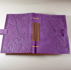 Carnet en cuir Excalibur Sword, violet, avec motif Lady in the Lake en relief, pages vierges - Product Image 2