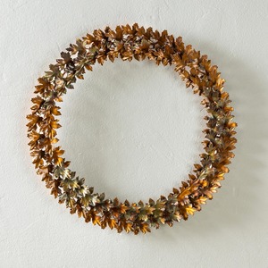 Magnifique couronne métallique avec un grand cercle dense de feuilles de chêne superposées, fini d'une finition bronze antique métallique, pour la décoration. - Product Image 1