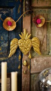 Guirnalda Decorativa de Metal Dorado Vintage con Flores y Espejo en Forma de Corazón para Decoración del Hogar, Bodas y Fiestas - Product Image 4