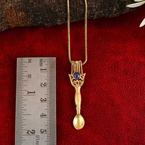 Pendentif cuillère plaqué or avec pierre saphir, collier vintage en alliage, bijoux de mode unisexe - Product Image 4