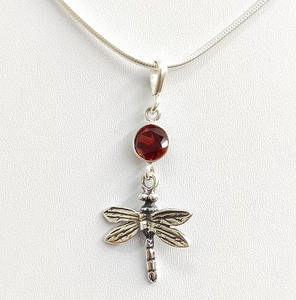 Colgante de libélula hecho a mano con gema de granate, plata de ley 925, joyería artesanal para regalo de aniversario - Product Image 2