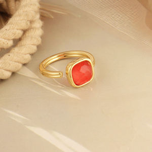 Anillo artesanal elegante de latón chapado en oro con piedra de jade roja, banda ajustable, accesorio de moda, joyería para fiestas de cóctel para damas. - Product Image 4