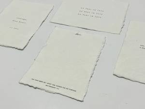 Découvrez le papier artisanal à bords festonnés, imprimé à l'écran, conçu pour les invitations, la papeterie, l'emballage, l'artisanat et les créations artisanales élégantes. - Product Image 3