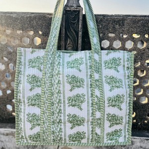 Sac fourre-tout en coton matelassé fait main style bohème, imprimé floral, sac de voyage réversible, grand sac à bandoulière écologique et durable - Product Image 3