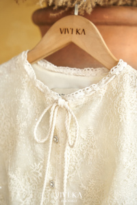 เสื้อผู้หญิงแขนยาวลูกไม้ โพลีเอสเตอร์ 100% ยี่ห้อ GALI เวียดนาม สไตล์ลำลอง คอโอ ทรงปกติ ผ้าลูกไม้สีพื้น - Product Image 4