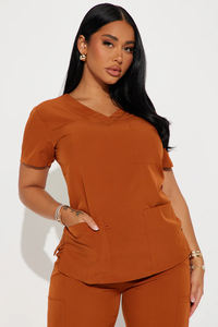 Uniformes Médicos al por Mayor, Traje Quirúrgico Premium para Mujer con Opción de Impresión de Logotipo y Nombre Personalizados, Blusa con Cuello en V y Pantalón - Product Image 2