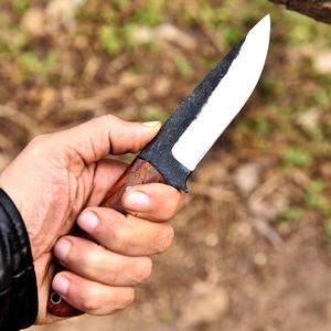 Cuchillo de Supervivencia Forjado a Mano en Acero al Carbono con Mango de Palisandro y Espiga Completa para Caza y Camping con Funda de Cuero Personalizada OEM/ODM - Product Image 3