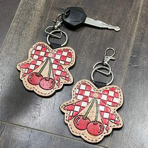 Nouveau design de porte-clés souvenir de luxe en cuir véritable fait main, avec nœud et motif à carreaux cerise, accessoire cadeau unisexe - Product Image 4