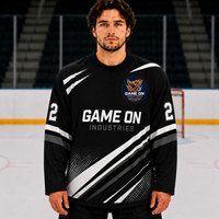 Camiseta de Hockey sobre Hielo para Hombre Game On Industries, Cuello en V, Manga Larga, Sublimada, Absorbente de Humedad, Poliéster, Blanca con Rayas Azules