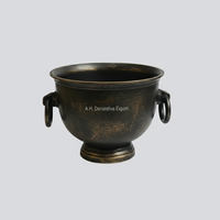 Seau à champagne antique en argent avec poignées en anneau, refroidisseur à vin vintage en métal, seau à glace de luxe sur piédestal pour la décoration de bars et d'hôtels