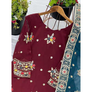 Conjunto de traje de fiesta de diseñador para mujer con bordado pesado Top Sarara Dupatta para un aspecto elegante - Product Image 5