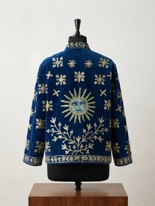 Chaqueta de Terciopelo Suzani Azul Marino Hecha a Mano para Mujer, Bordado Floral de Luna Creciente, Estilo Boho Étnico, Proveedor Mayorista de Ropa Exterior para Boutiques - Product Image 2