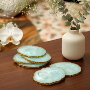 Juego de Posavasos de Resina Azul Agua con Borde Dorado, Resistentes al Calor, Decorativos para Mesa de Centro, Bar, Comedor - Product Image 1