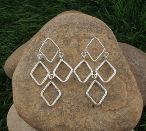 Boucles d'oreilles pendantes minimalistes de luxe en argent, géométriques texturées, délicates, en argent sterling 925, bijoux pour mariage, cadeau d'anniversaire - Product Image 4