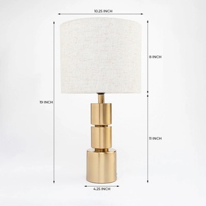 Lámpara de Mesa Titan Stack de Metal con Diseño de Cilindros Escalonados, Pantalla de Lino, Acabado Dorado Cepillado, Iluminación Ambiental Elegante - Product Image 4