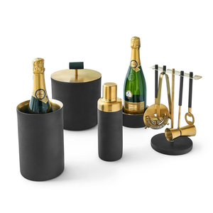 Cubo de hielo moderno en negro mate con una elegante tapa plana de metal dorado, adornada con una distintiva asa superior en forma de T minimalista. - Product Image 5