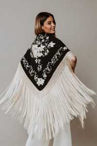 Schwarzer Seidenschal mit Blumenstickerei, Spanischer Mantón-Schal mit weißen langen Fransen, Dreieckiger Wickelschal für Damen, Traditioneller Flamenco-Schal - Product Image 1