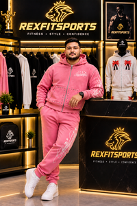 Ensemble survêtement streetwear personnalisé pour homme, rose, avec sweat à capuche zippé et pantalon de jogging assorti, imprimé graphique et clouté, OEM ODM - Product Image 5