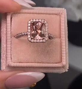 Anillo de compromiso unisex de oro rosa con diamante rosa de corte radiante cultivado en laboratorio, halo y pavé, regalo de lujo para aniversario de bodas - Product Image 5