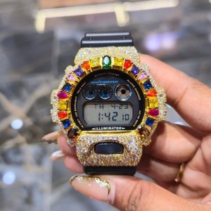 Montre numérique à quartz de luxe avec lunette sertie de pierres arc-en-ciel, cadran en cristal saphir, bracelet en plastique, affichage de la date pour homme - Product Image 1