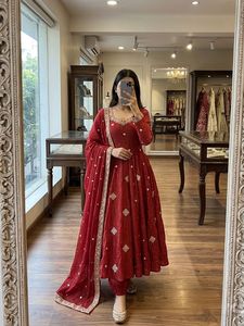 Pièce exclusive de notre propre marque, stylisée par des modèles réels pour un look et une ambiance authentiques, parfaite pour les événements festifs. - Product Image 3