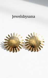 Pendientes de luna creciente dorada para mujer |   Modernos Pendientes en Forma de Luna Chapados en Oro |   Estilo Minimalista Dorado - Product Image 3