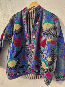 Abrigo Reversible con Capucha Bordado Floral de Terciopelo Rosa Suzani Hecho a Mano para Mujer, Tallas Grandes, Relleno 85% Algodón, Estilo Gótico, Boutique - Product Image 3