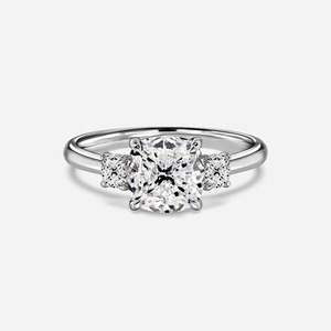 Anillo de Compromiso de Oro Amarillo de 14K con Tres Diamantes en Corte Cojín de 2CT, Proveedor de Joyería Personalizada - Product Image 5