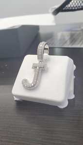 จี้เงินประดับมอยส์ซาไนต์รูปตัวอักษร J แบบเต็มเม็ด สร้อยคอฮิปฮอปตัวอักษรประดับเพชรสำหรับผู้ชาย - Product Image 3