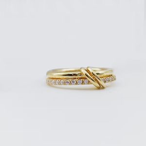 Bague en or à double bande entrelacée avec diamants pour femme, design nœud pavé, bijoux fins élégants - Product Image 1