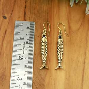 Boucles d'oreilles pendantes en laiton vintage faites à la main, motif poisson sculpté artisanal avec accent en pierre précieuse, style bohème minimaliste - Product Image 4