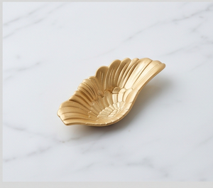Reposacucharas de metal dorado mate con forma de hoja de ginkgo, soporte para cubiertos, perfecto para uso en la mesa. - Product Image 1