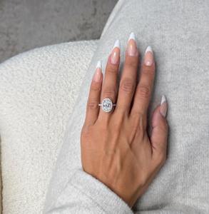 Anillo de Compromiso con Diamante Cultivado en Laboratorio de Corte Ovalado de 4.50 Quilates, Halo y Pavé, Certificado IGI, Oro Blanco de 14K - Product Image 3