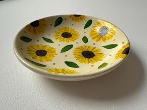 Assiette à pâtes en céramique artisanale avec motif tournesol éclatant, bord large et élégance artistique pour la table - Product Image 5
