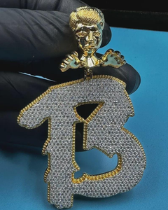 จี้เพชรโมอิสซาไนต์ VVS แบบเย็นๆ สลักชื่อตัวอักษร สไตล์ฮิปฮอปสุดหรู ชุบทองบนเงินแท้สำหรับผู้ชาย - Product Image 1