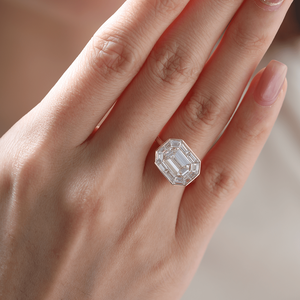 Anillo de Diamante Cultivado en Laboratorio con Corte Esmeralda de 2.5ct, Certificado IGI, con Halo Octogonal de Baguette, Engaste de Bisel en Oro Amarillo de 18K - Product Image 1