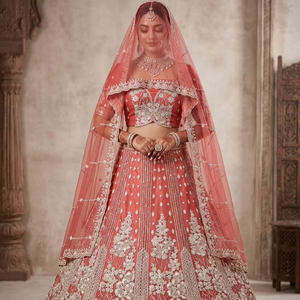 ชุดเลเฮนกาสีชมพูหัวหอมสุดหรู งานปักดิ้นเงินและประดับด้วยหินอย่างประณีต ผ้าไหมพรีเมียมสำหรับงานแต่งงาน พร้อมผ้าคลุมตาข่าย - Product Image 1