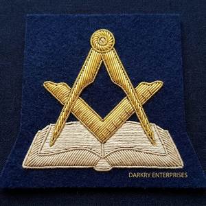 Insignia Masónica Personalizada Bordada con Hilo Metálico, Escuadra y Compás Dorados sobre Libro Abierto, Parche de Fieltro Azul Marino Hecho a Mano, Regalia de la Francmasonería - Product Image 1