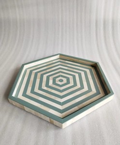 Bandeja Decorativa Rectangular de Madera, Diseño Bohemio con Grabado Floral Azul y Blanco, Hecha a Mano, para Servir o Almacenar, Decoración para el Hogar - Product Image 1